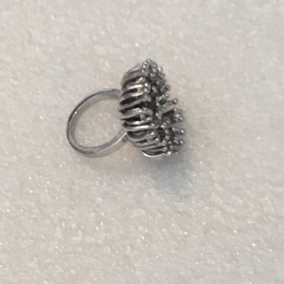 Vintage silver tone ring w/ lots of rhinestones - Picture 5 of 7